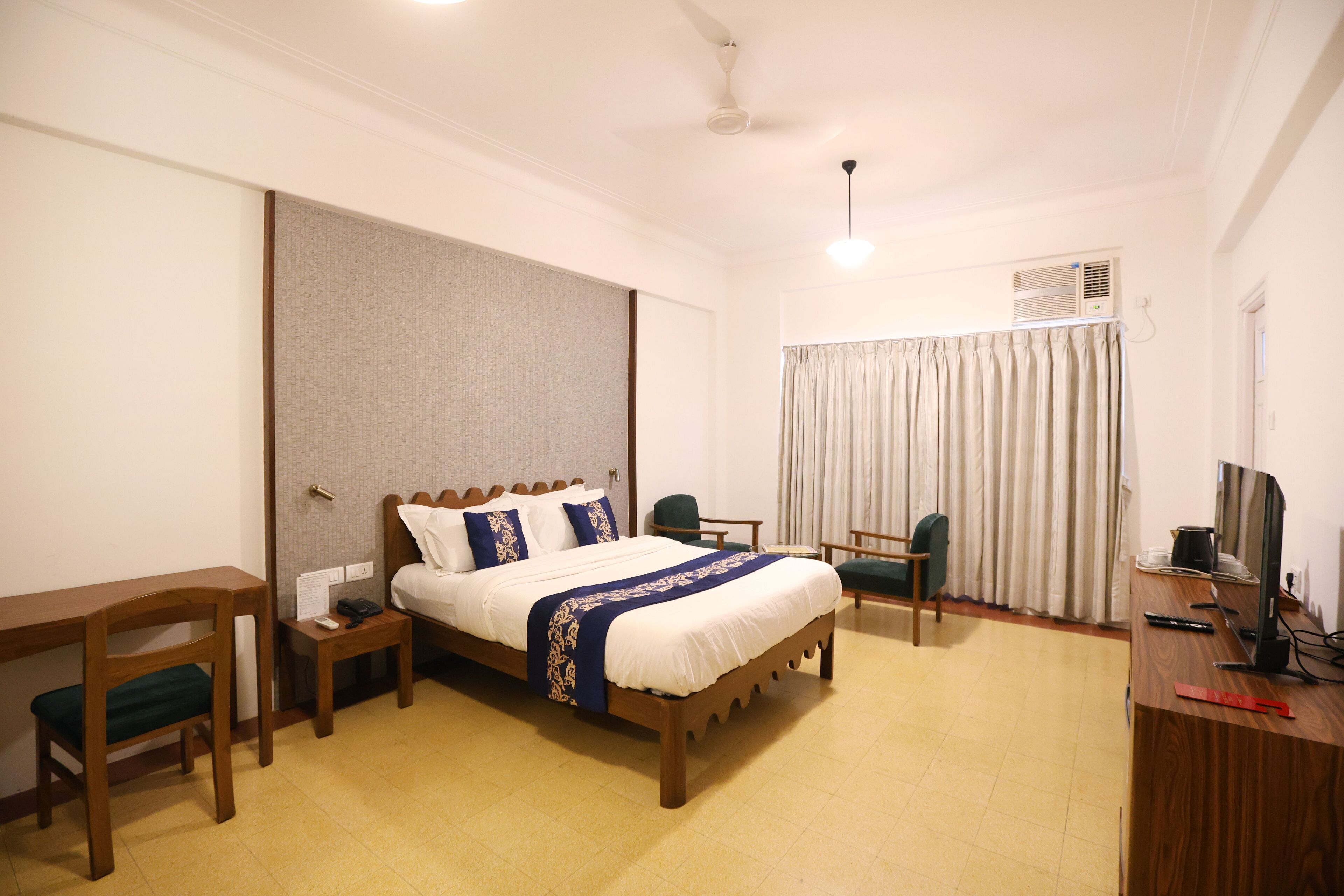 Superior Partial Sea view Room | Värdeförvaringsskåp på rummet, skrivbord, gratis wi-fi och sängkläder