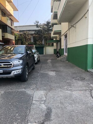 Free self-parking - Sea Green Hotel (Mumbai)