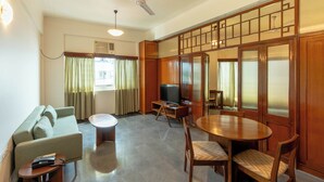 Superior Queens Necklace Suite