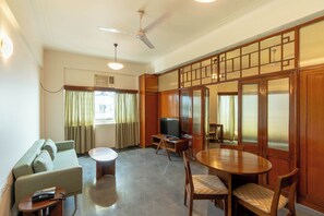 Superior Queens Necklace Suite | In-room safe, desk, free WiFi, bed sheets