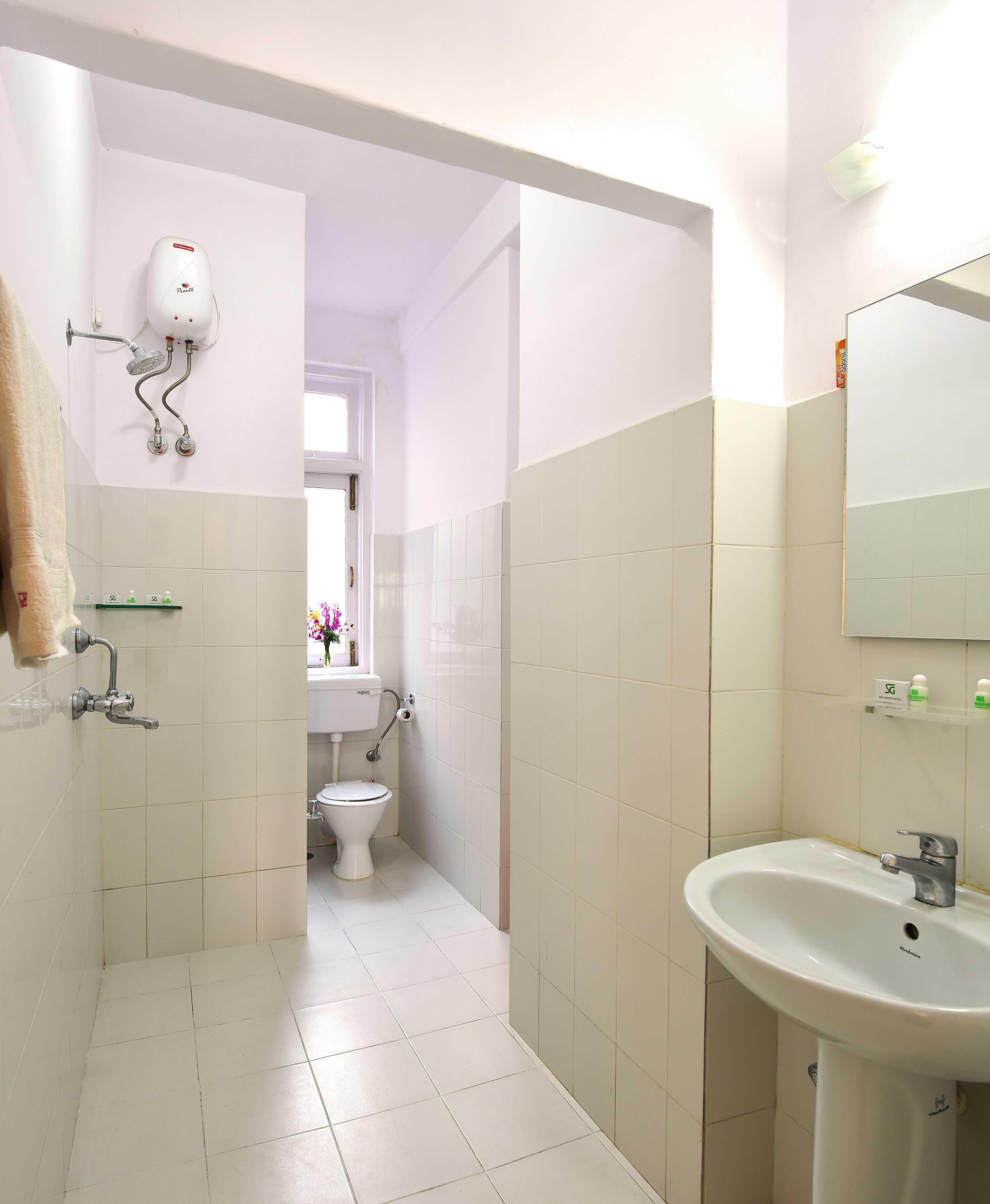 Deluxe Partial Sea View Balcony Room | Bathroom | Shower, towels