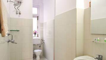 Deluxe Partial Sea View Balcony Room | Bathroom | Shower, towels