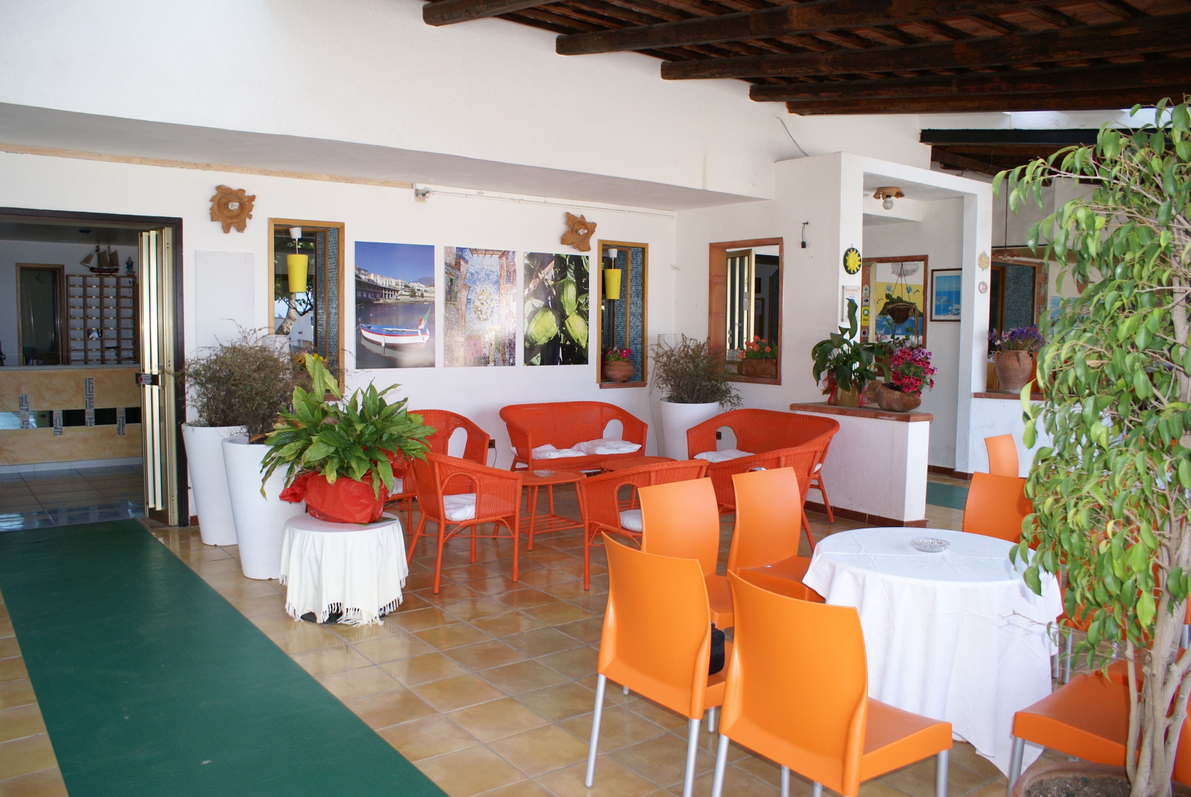 Aperto a pranzo e cena, cucina locale