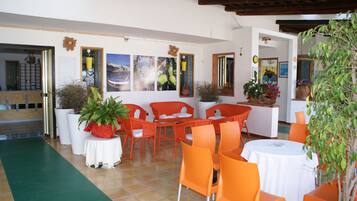 Aperto a pranzo e cena, cucina locale