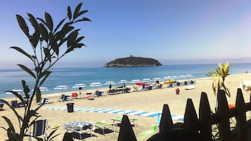 Plage privée à proximité, chaises longues, parasols, bar de plage