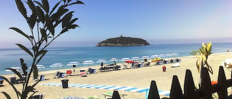 Pantai pribadi di sekitar, kursi berjemur, payung pantai, dan bar pantai