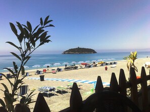 Privatstrand in der Nähe, Liegestühle, Sonnenschirme, Strandbar