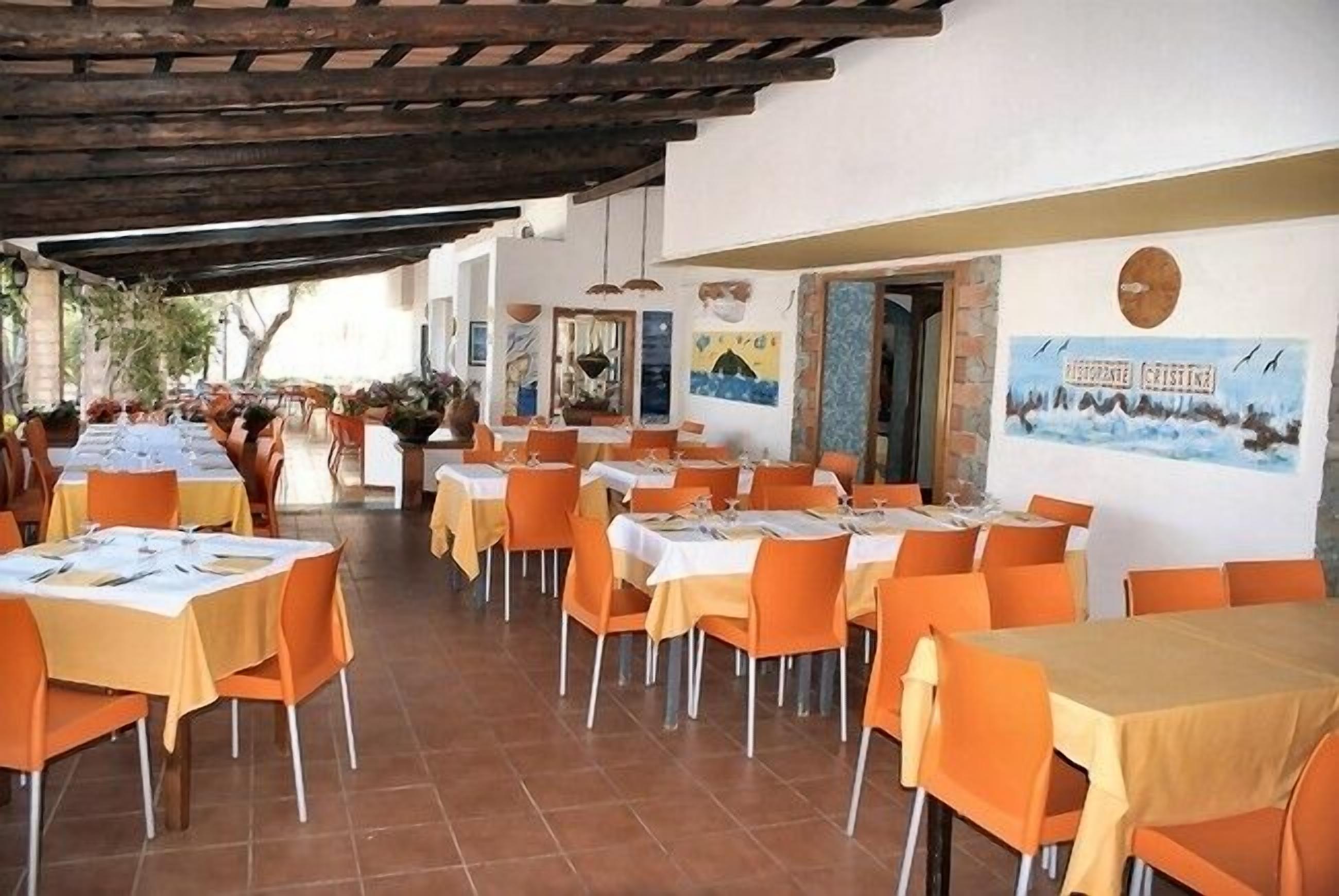 Déjeuner et dîner servis sur place, spécialités Cuisine locale