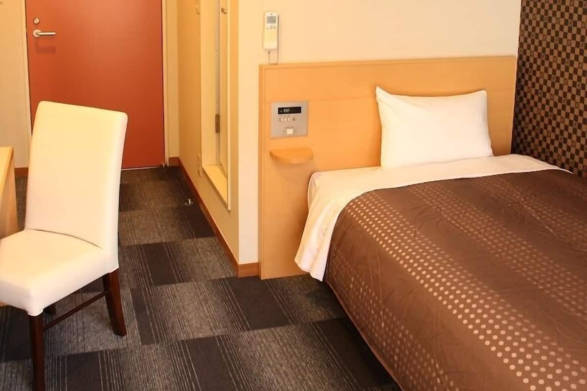 Desk, laptop workspace, free WiFi, bed sheets