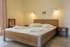 客房内保险箱、办公桌、免费 WiFi