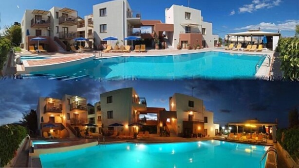 Un hotel con una amplia piscina, varios balcones y zonas de estar al aire libre.