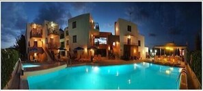 Outdoor pool, pool umbrellas, sun loungers - Alexandros M (Platanias)