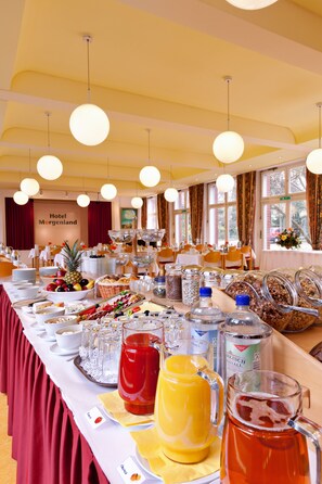 Daily buffet breakfast (EUR 16 per person) - Hotel Morgenland (Berlin)