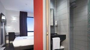Standard Room, 1 Double Bed | Premium bedding, desk, blackout curtains, soundproofing - Première Classe Lyon Est - Saint-Priest Eurexpo (Saint-Priest)