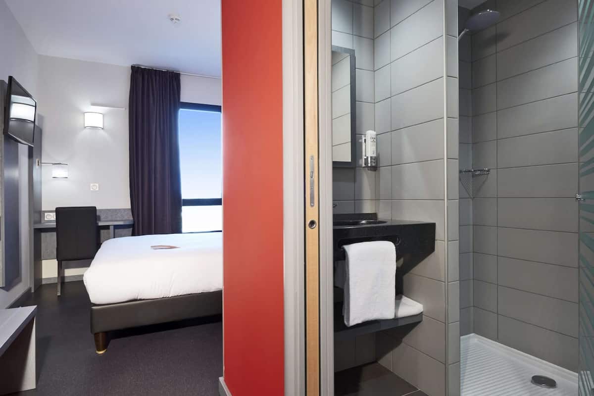 Standard Room, 1 Double Bed | Premium bedding, desk, blackout drapes, soundproofing