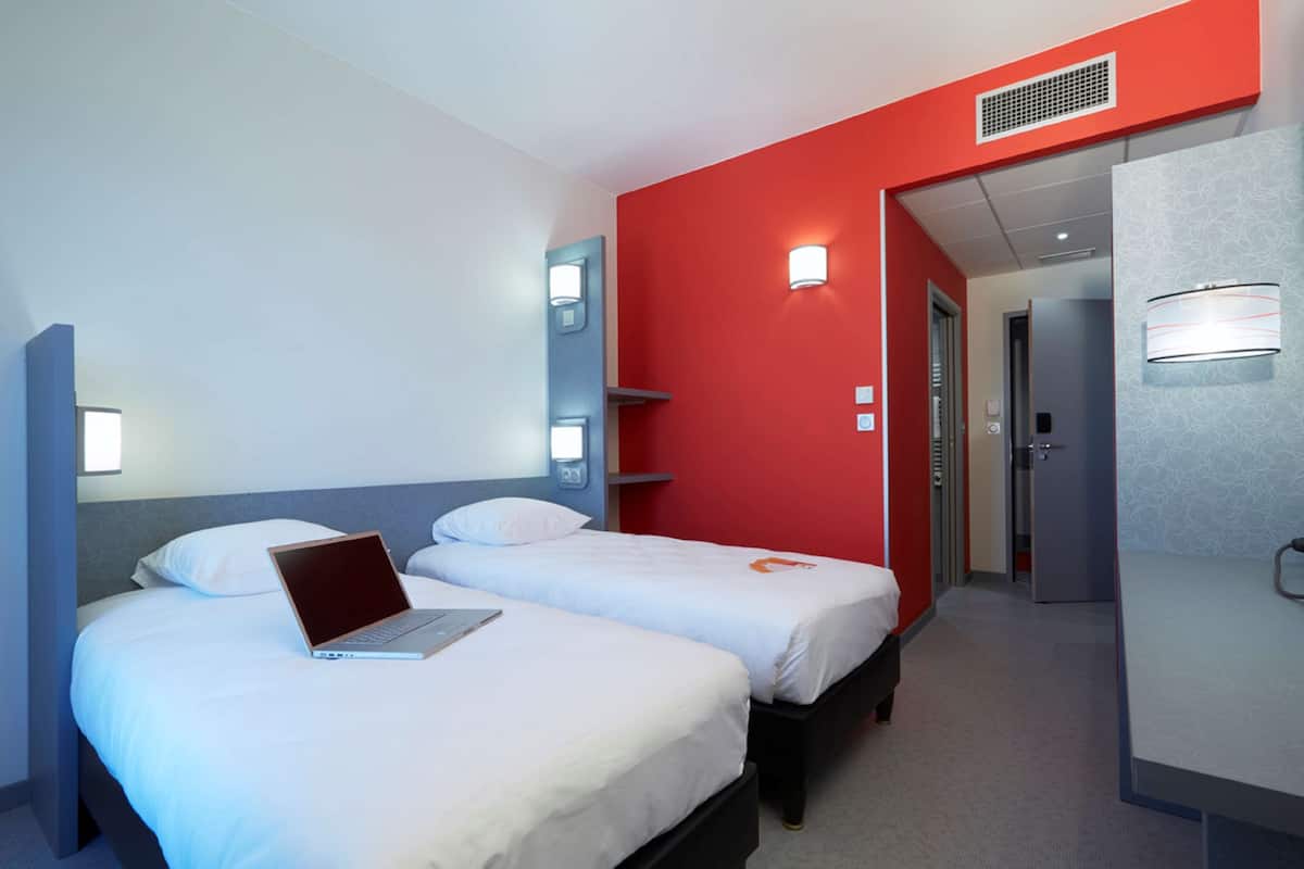 Premium bedding, desk, blackout drapes, soundproofing