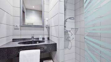 Dusche, umweltfreundliche Kosmetikartikel, Haartrockner, Handtücher