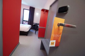 Habitació estàndard, 1 llit doble | Roba de llit d'alta qualitat, escriptori i cortines opaques 