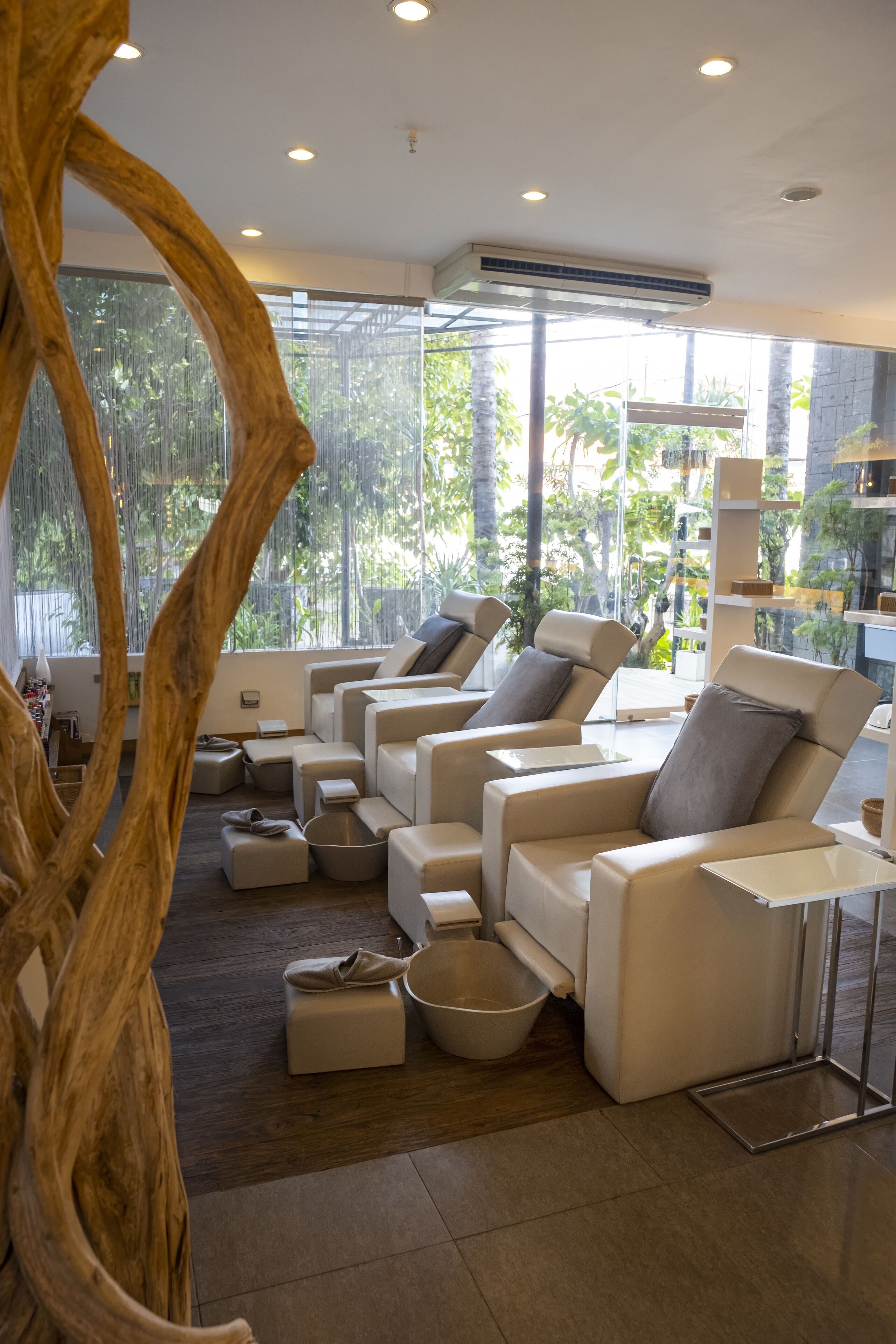 Un área de estar moderna con diversas opciones de asientos, incluyendo sofás y sillones, dispuestos alrededor de una mesa central.