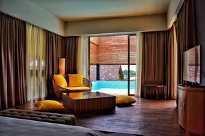 2 BR TShore Rooftop Villa Private Pool (Standard Check Out at 2:00 PM) | Woonkamer | Een 32-inch ledtelevisie met kabelzenders, een televisie en speelgoed