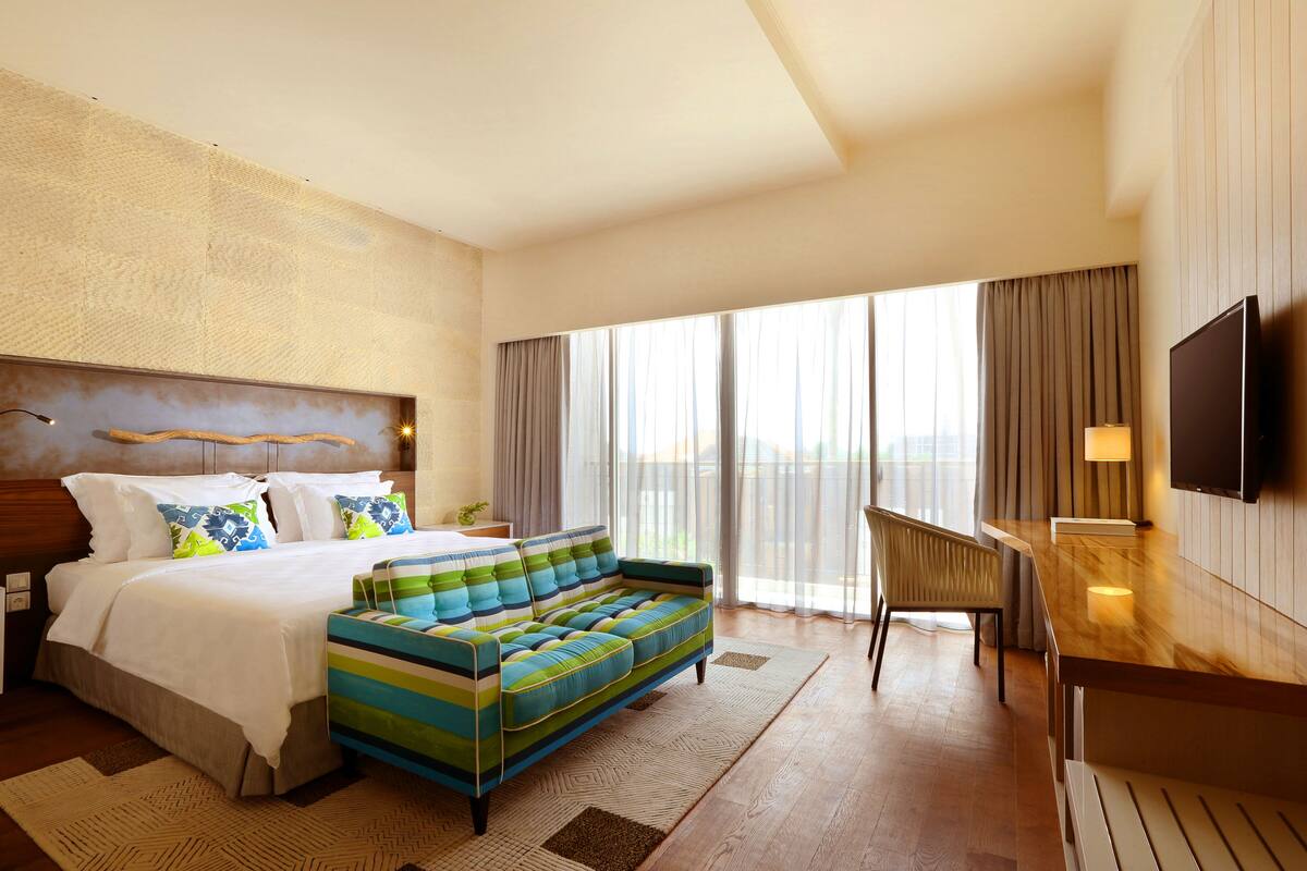 TShell Room (Standard Check Out at 2:00 PM) | 迷你吧（备有免费物品）、客房内保险箱、办公桌、熨斗/熨板