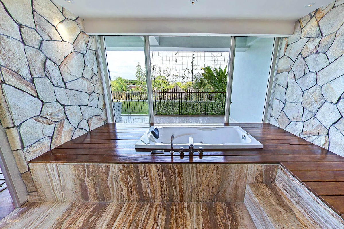 TStone Jacuzzi Suite (Standard Check Out at 2:00 PM) | 浴室 | 免费洗浴用品、吹风机、浴袍、拖鞋