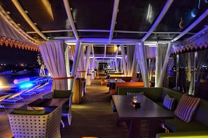 Outdoor pool, free cabanas, sun loungers