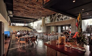 供應早餐、午餐及晚餐