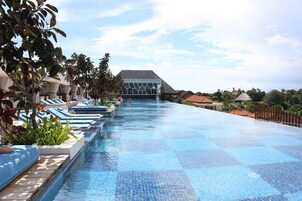 Piscina externa, barracas de cortesia, espreguiçadeiras