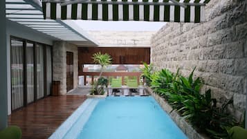Kolam renang pribadi