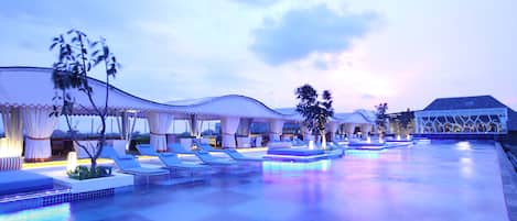 Outdoor pool, free pool cabanas, pool loungers