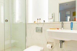 Classic Studio | Bathroom | Shower, designer toiletries, hair dryer, towels - Native Fulham (London)