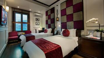 Junior Double or Twin Room, City View | Minibar, in-room safe, desk, soundproofing