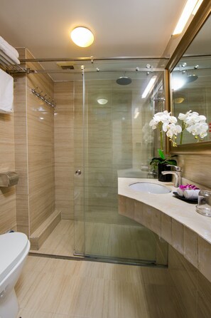 Douche, articles de toilette gratuits, sèche-cheveux