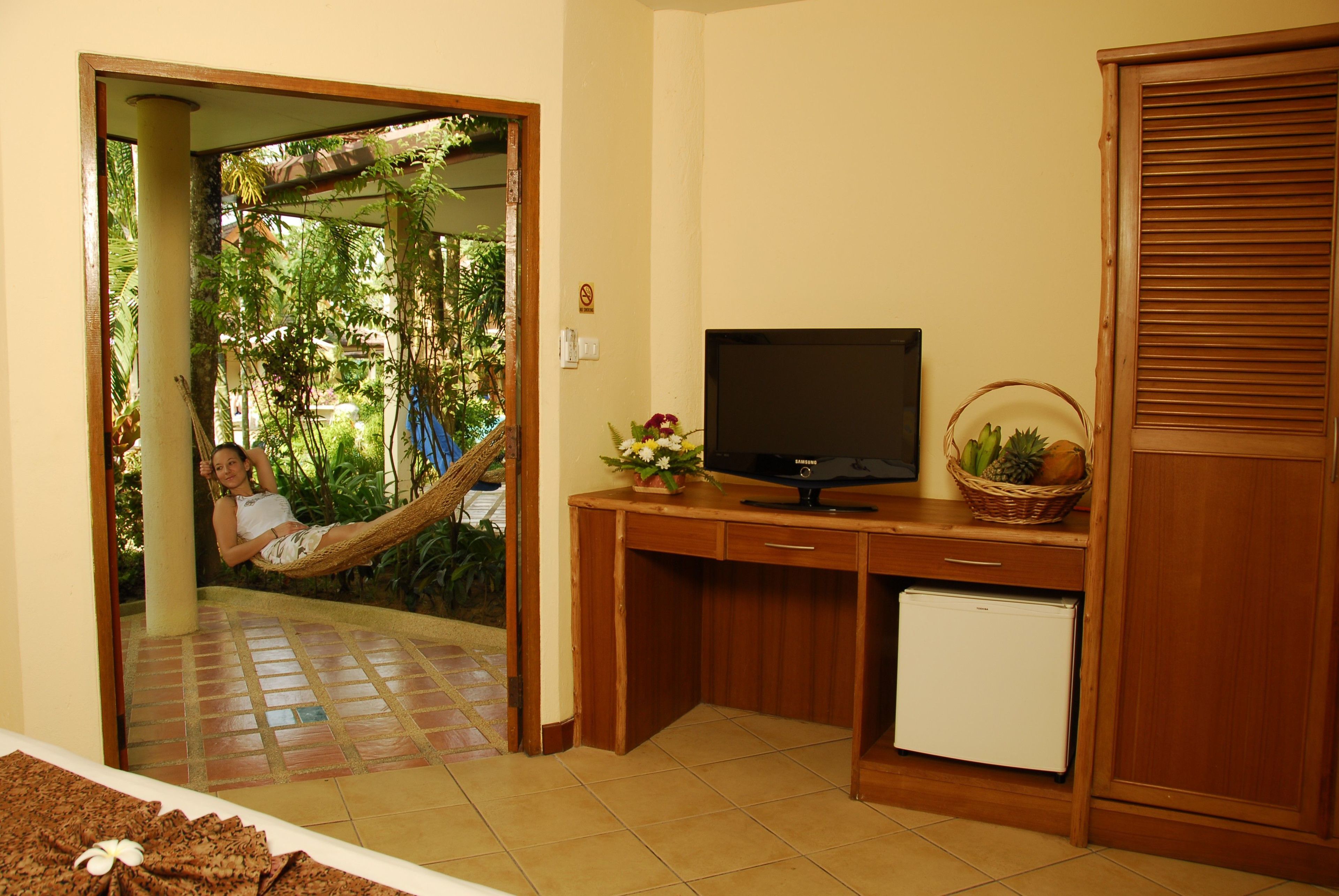 deluxe room | minibar, in-room safe, desk, free cots/infant beds