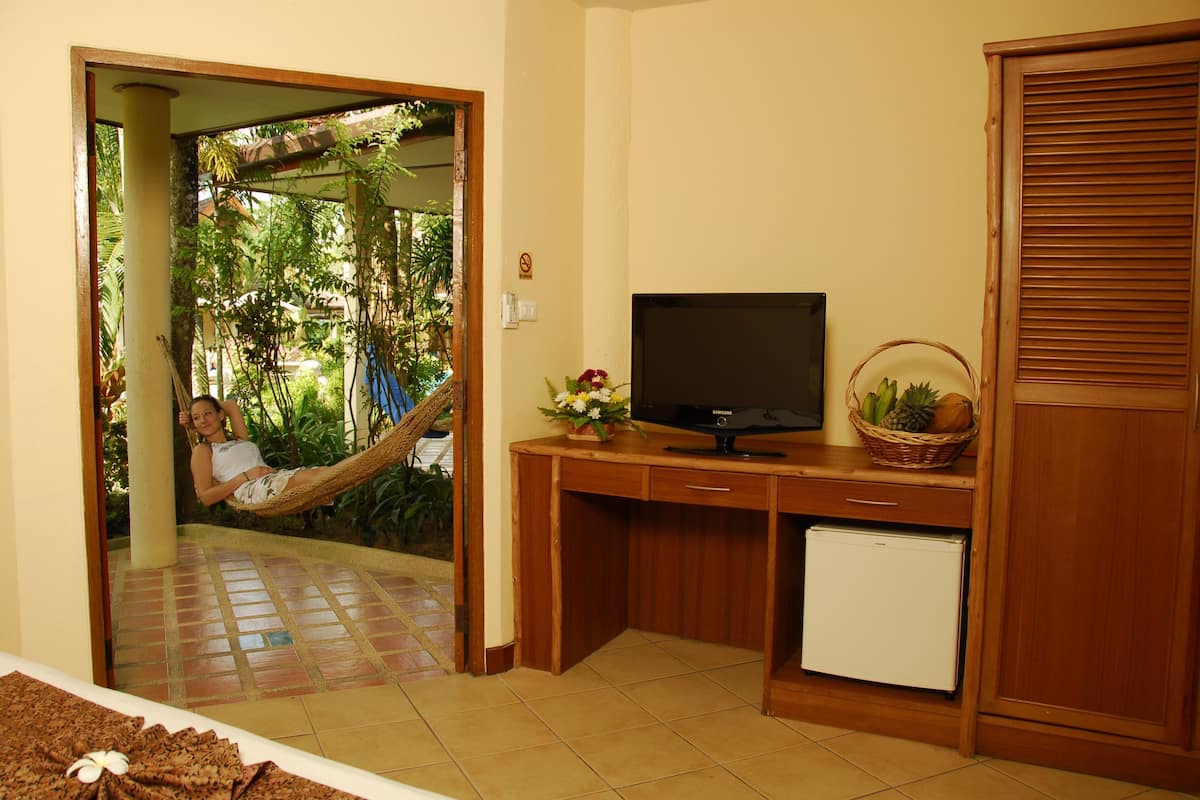 deluxe room | minibar, in-room safe, desk, free cots/infant beds