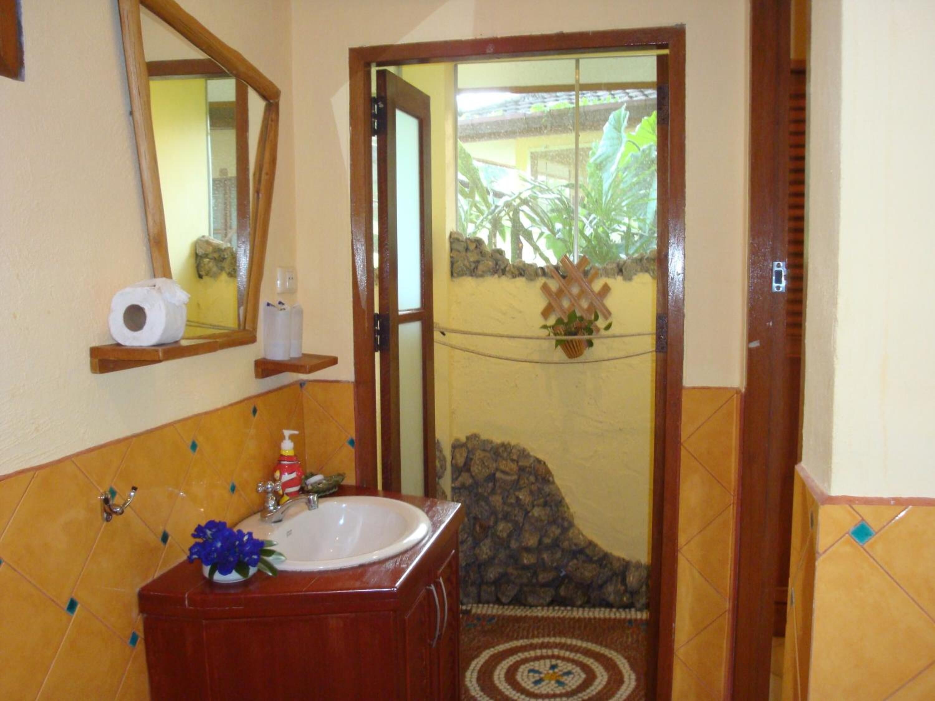 shower, free toiletries, hair dryer, bidet