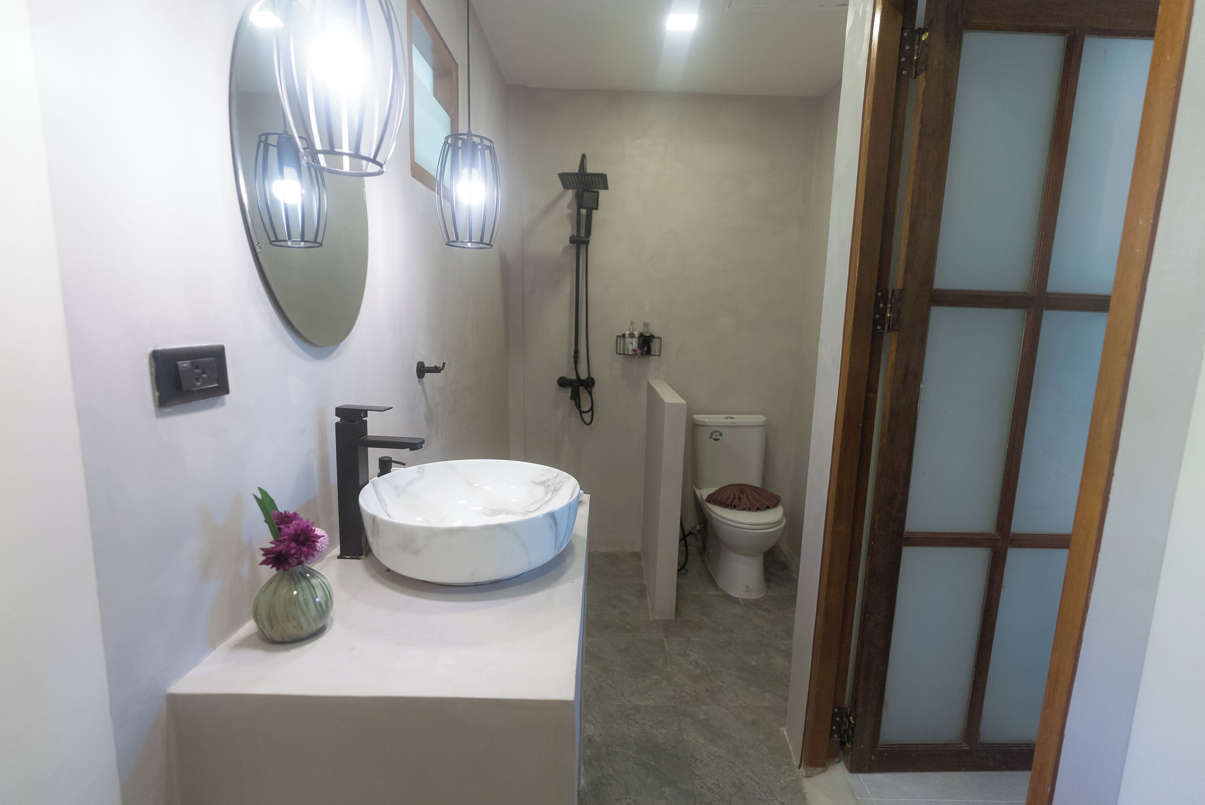 deluxe room | bathroom | shower, free toiletries, hair dryer, bidet