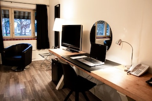 Minibar, free WiFi, bed sheets