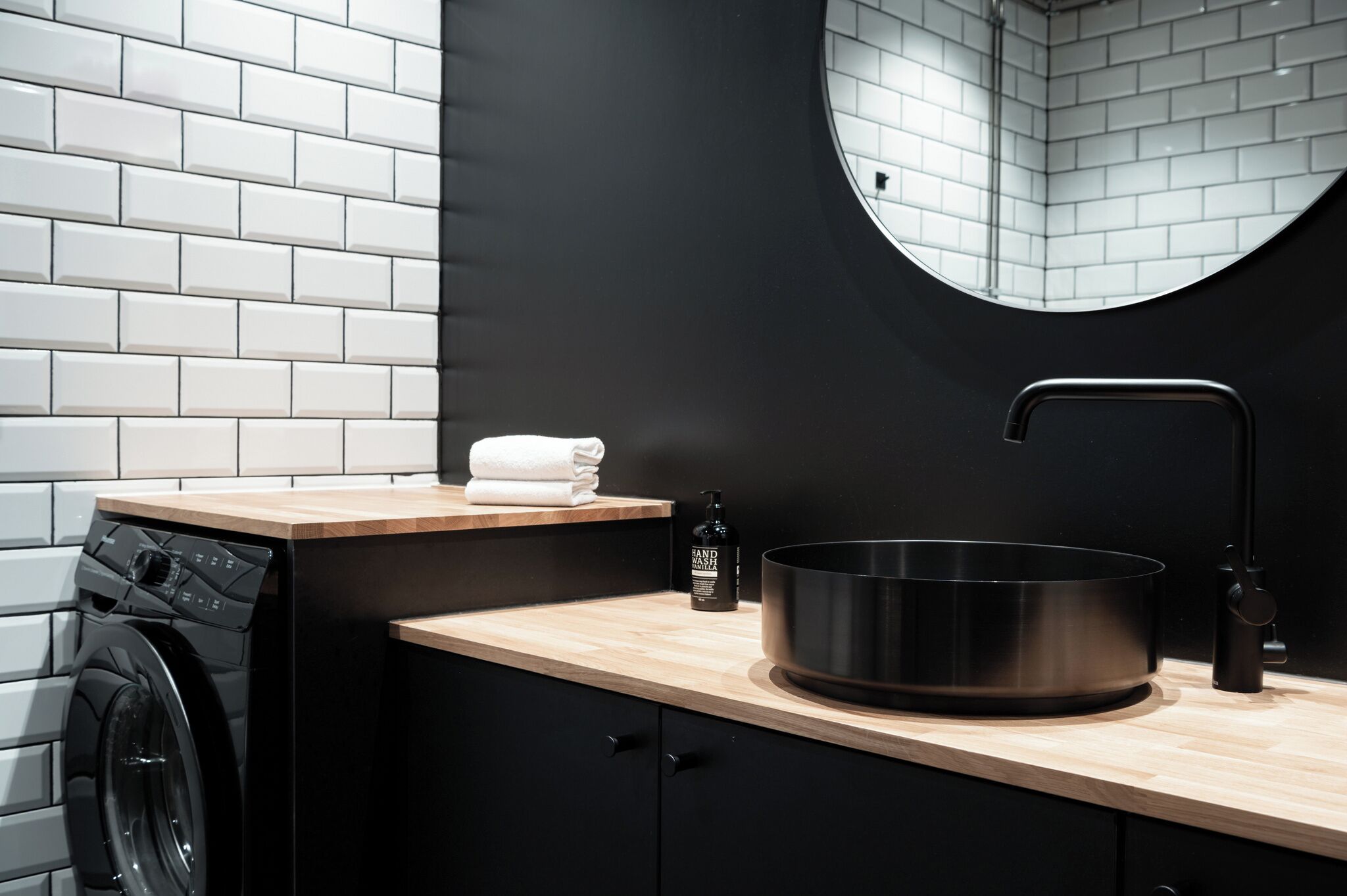 Deluxe studio | Badkamer | Een douche, een regendouche, een haardroger, een bidet