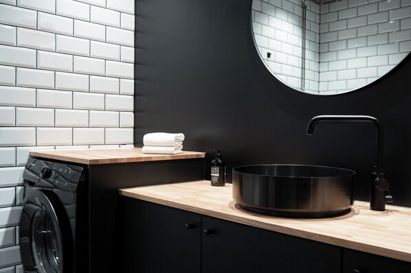 Deluxe-studio | Kylpyhuone | Suihku, sadesuihkupää, hiustenkuivaaja, bidee