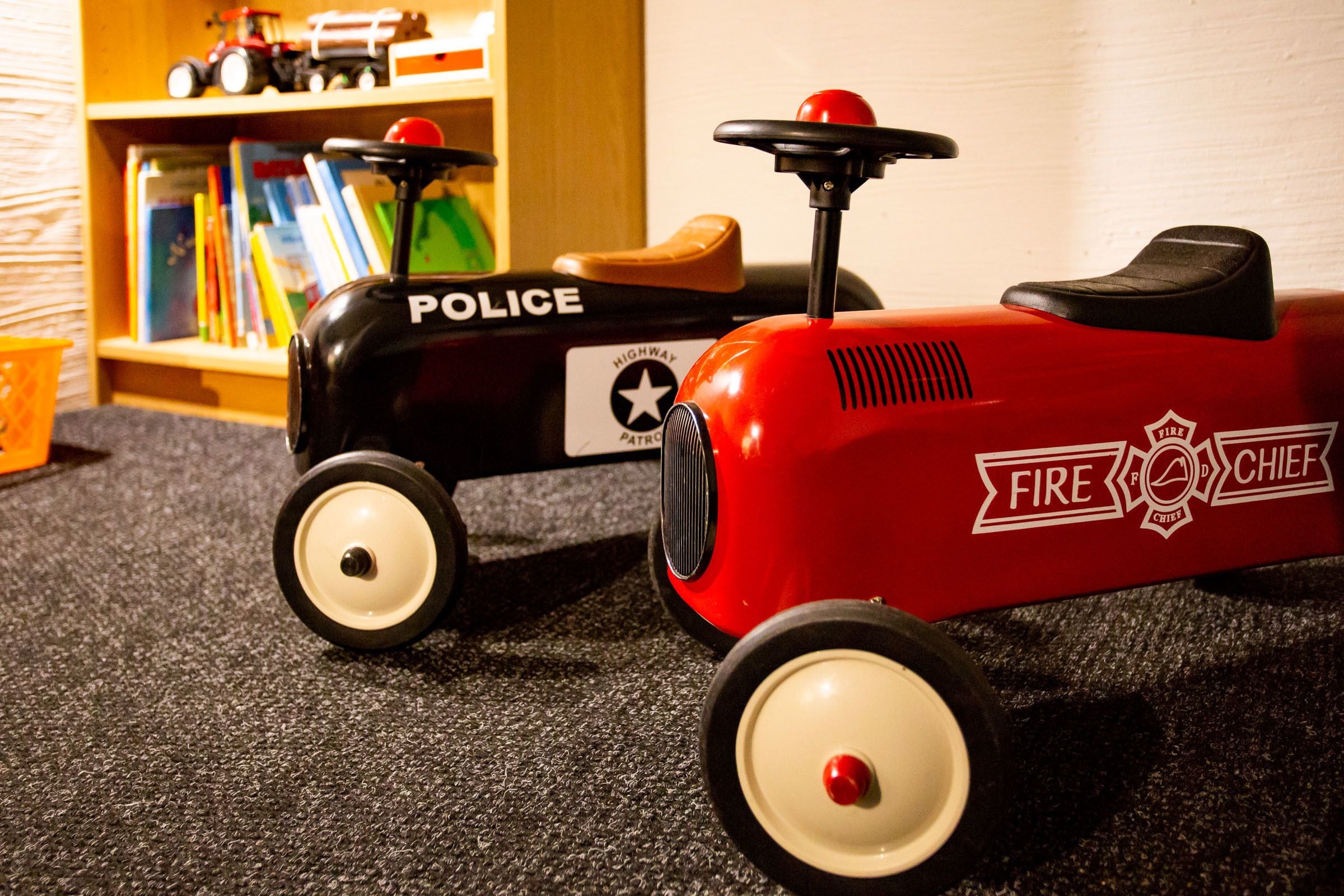 Leikkipalomestarin ajoneuvo, jossa on poliisin tunnusmerkki ja tähti.
