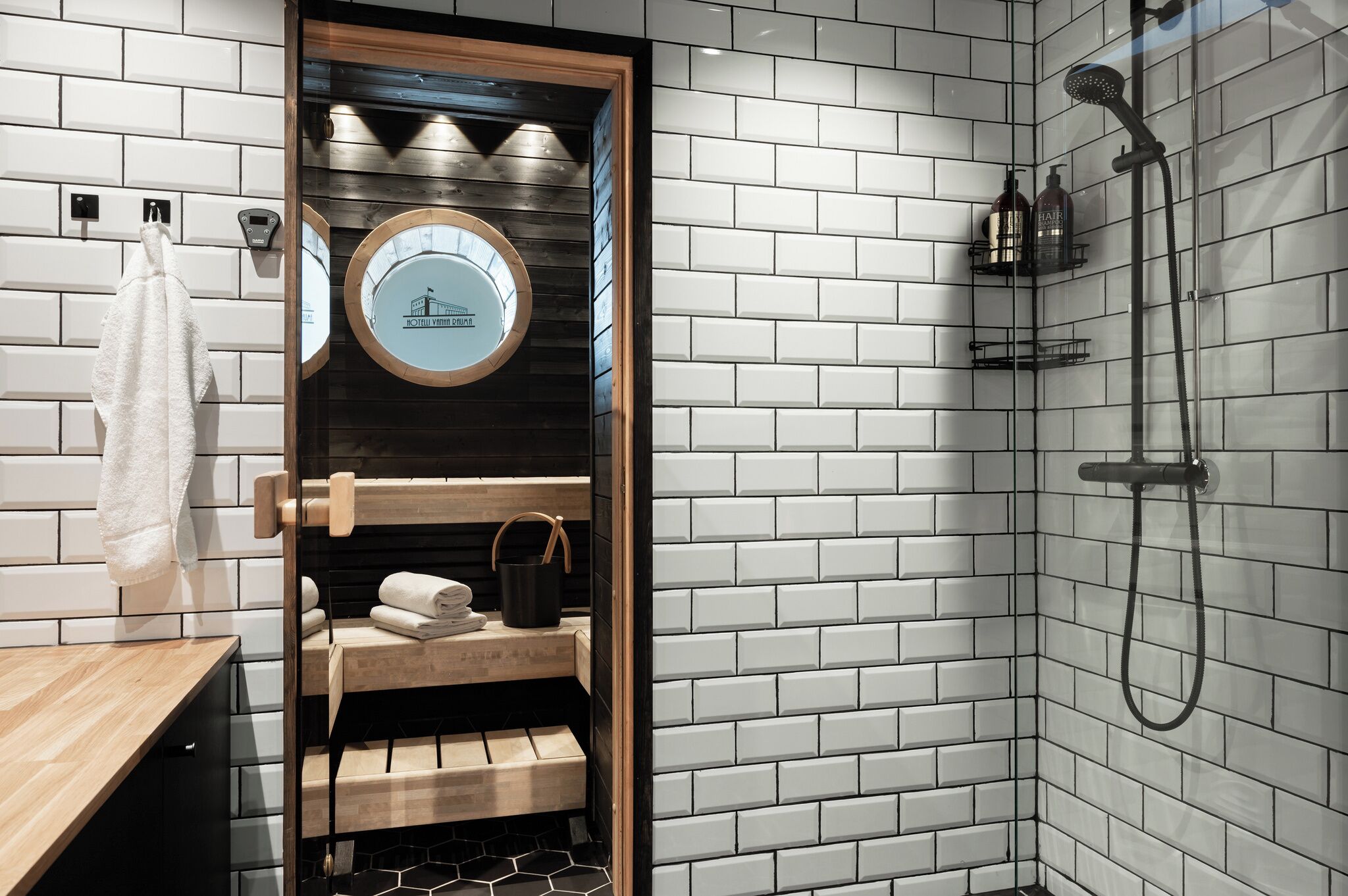Deluxe Studio | Bathroom | Shower, rainfall showerhead, hair dryer, bidet