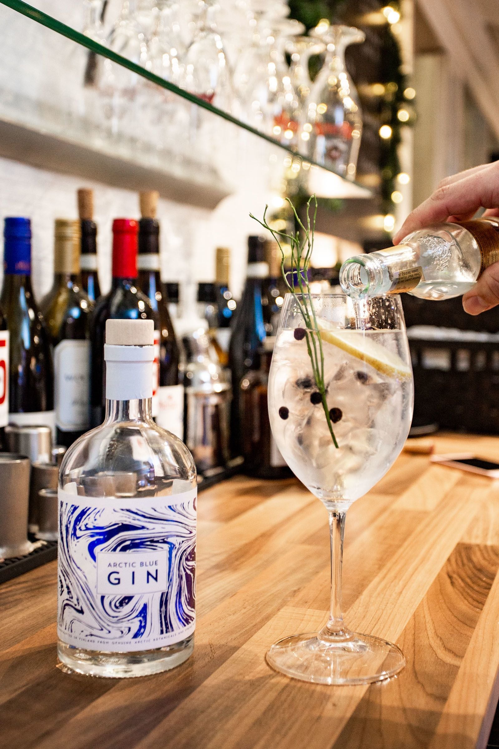 Un bicchiere di gin Arctic Blue con ghiaccio e una fetta di limone.