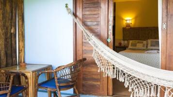 Dobbeltrom – standard (Vista Jardim) | Minibar, safe på rommet, skrivebord og sengetøy