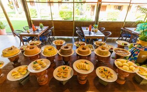 Melayani makan siang 
