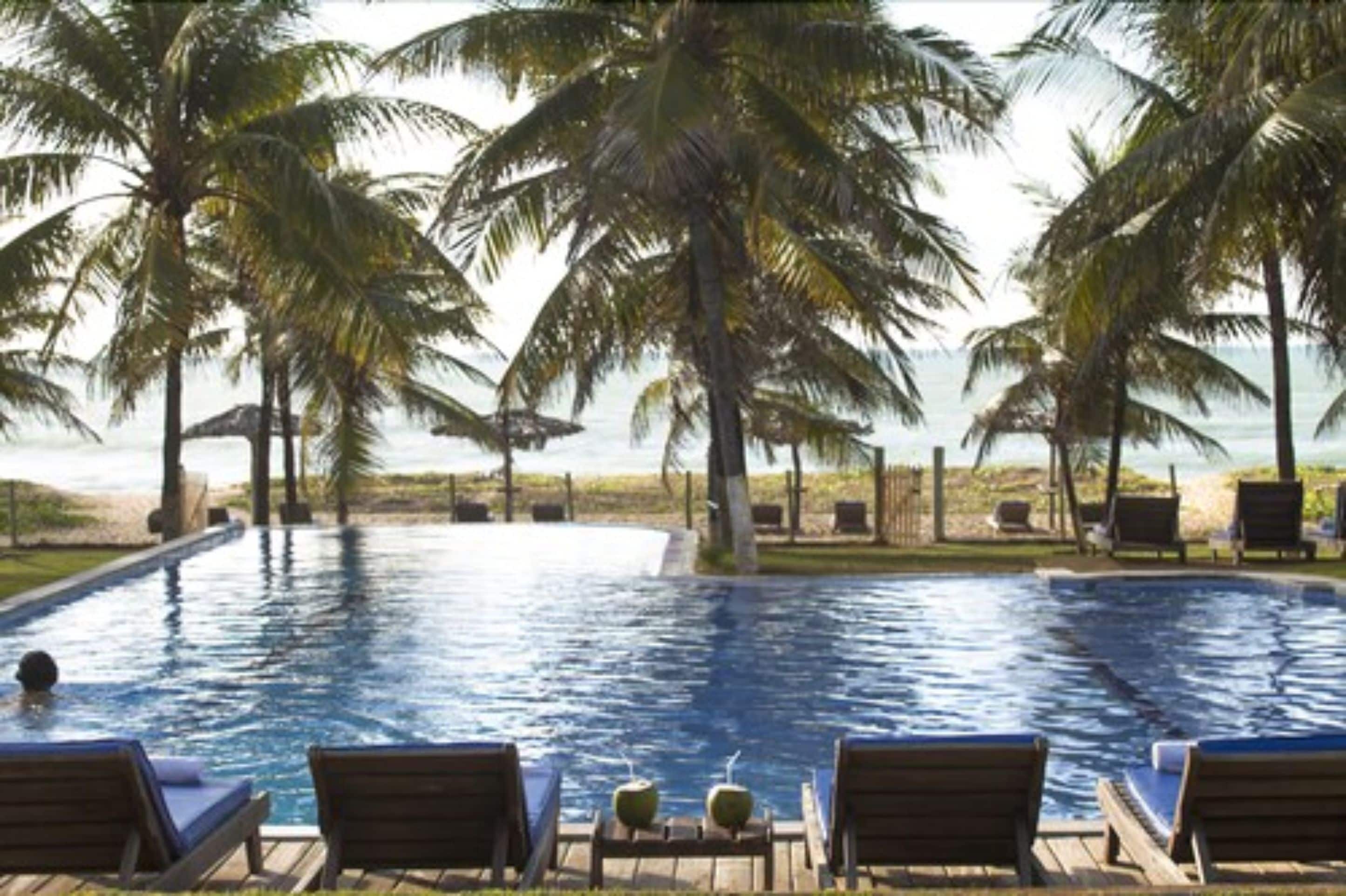 2 outdoor pools, free pool cabanas, pool umbrellas