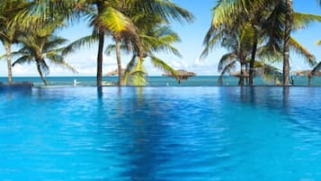 2 piscines extérieures, cabanons gratuits, parasols de plage