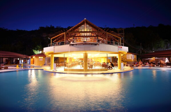 4 outdoor pools, pool umbrellas, sun loungers