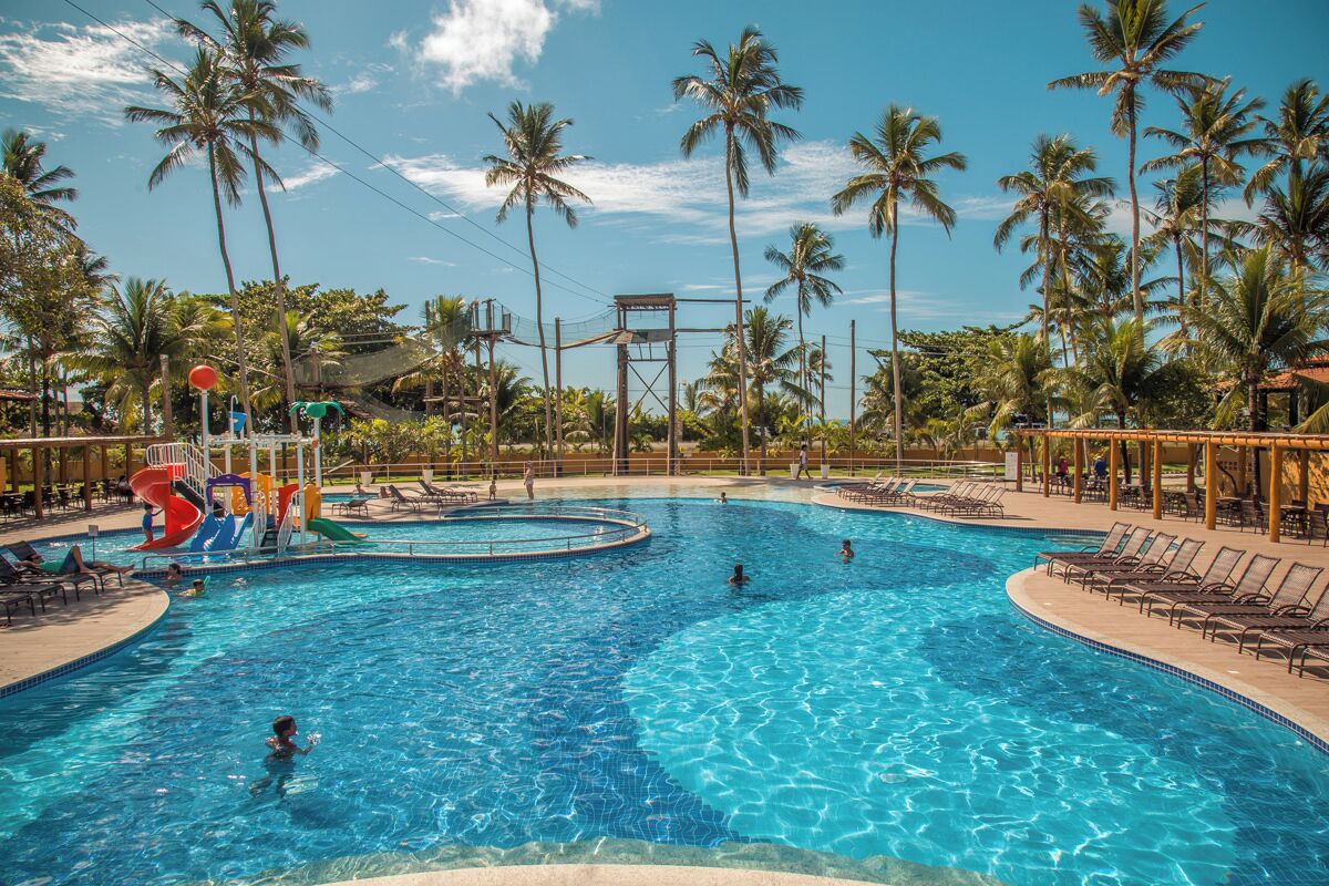 4 outdoor pools, pool umbrellas, pool loungers